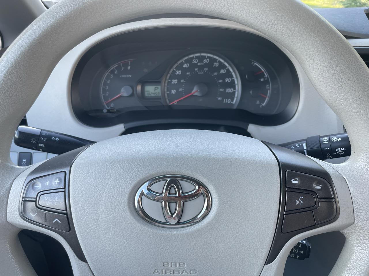 Toyota Sienna 5dr 7-Pass Van V6 LE FWD (Natl) 2012