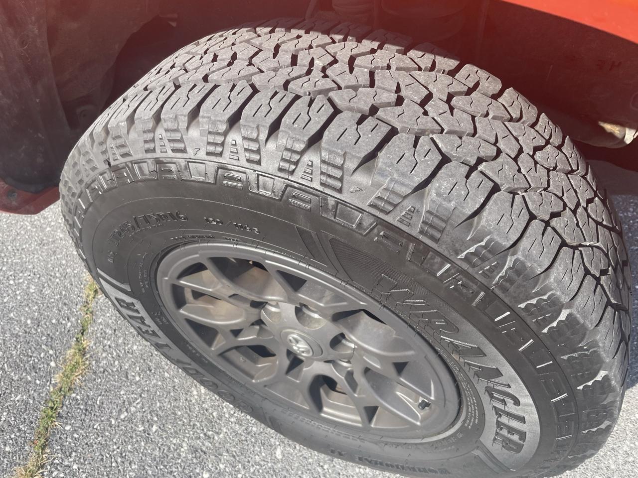 Toyota Tacoma SR5 Double Cab 5' Bed V6 4x4 AT (Natl) 2017