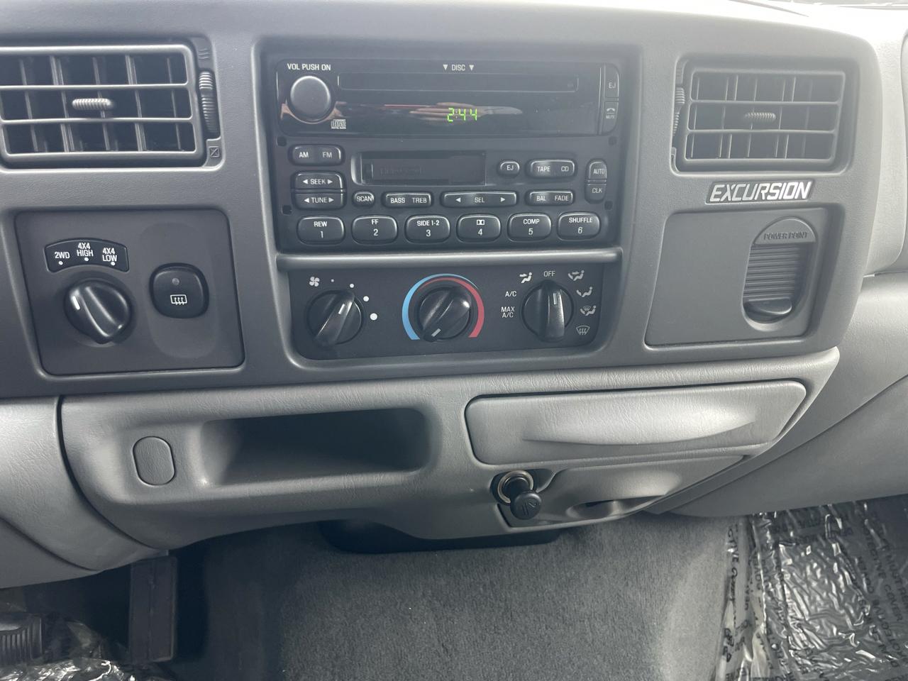 Ford Excursion 137" WB 5.4L XLT Premium 4WD 2003