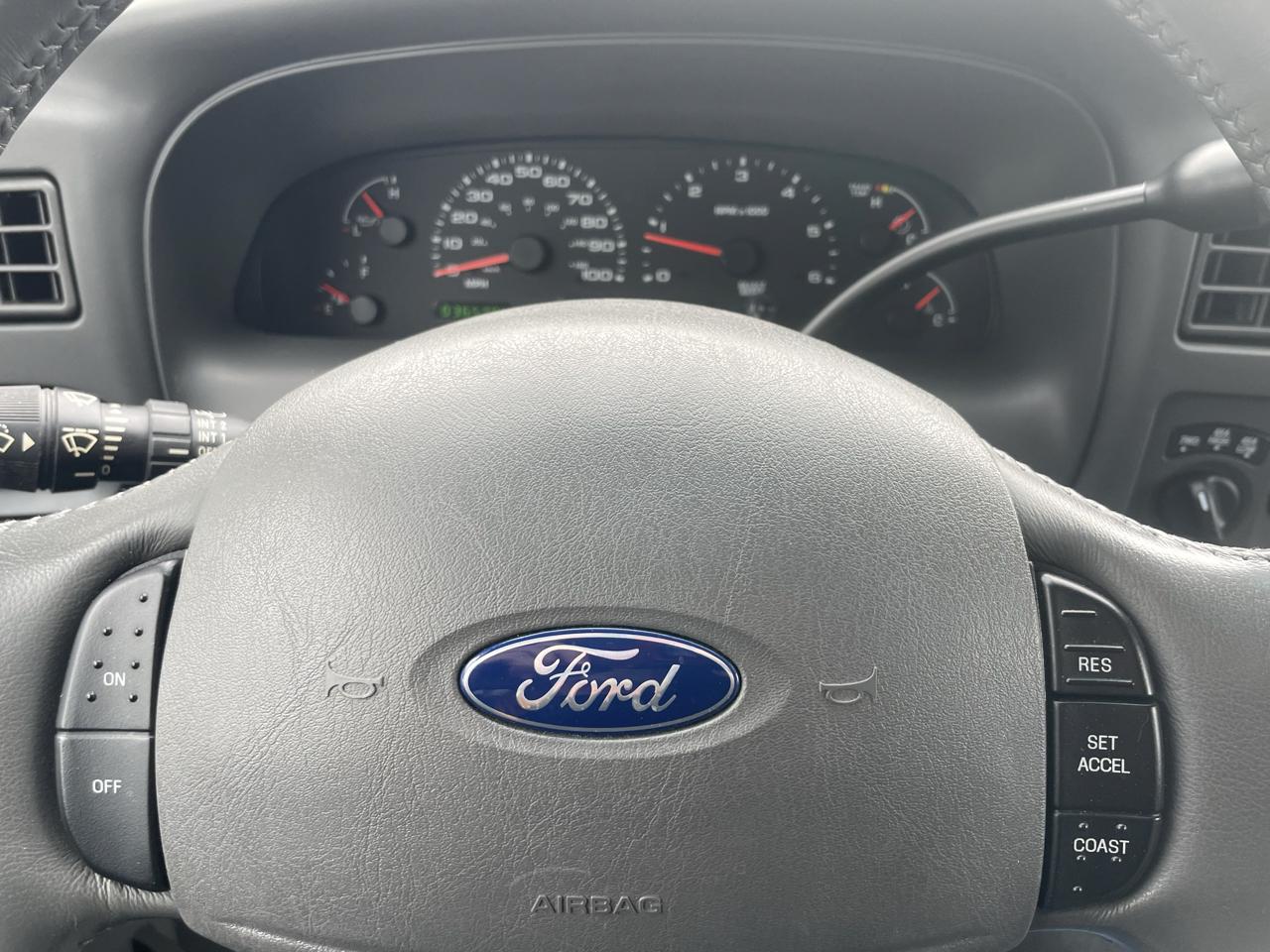 Ford Excursion 137" WB 5.4L XLT Premium 4WD 2003