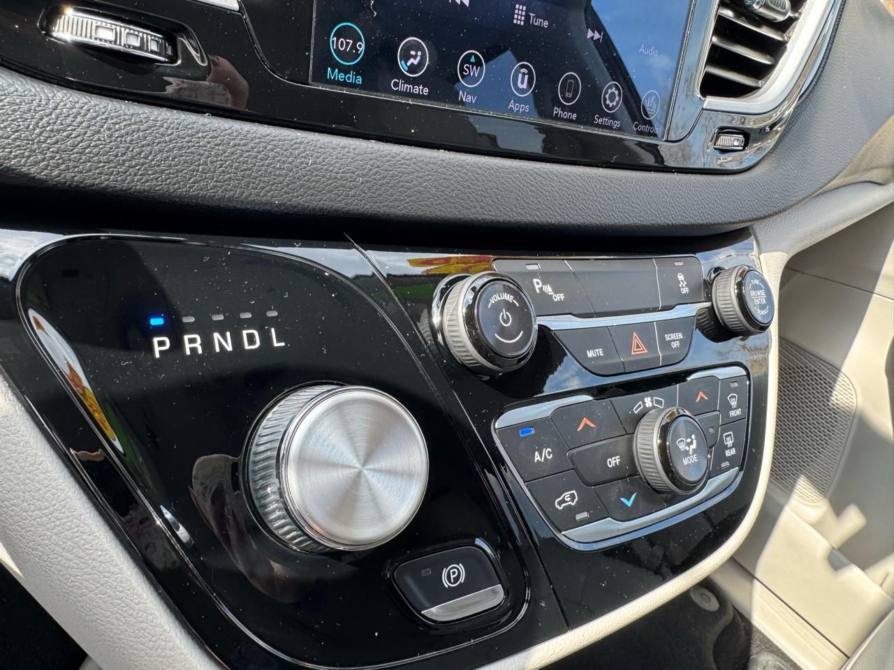 Chrysler Pacifica Hybrid Touring L FWD 2020