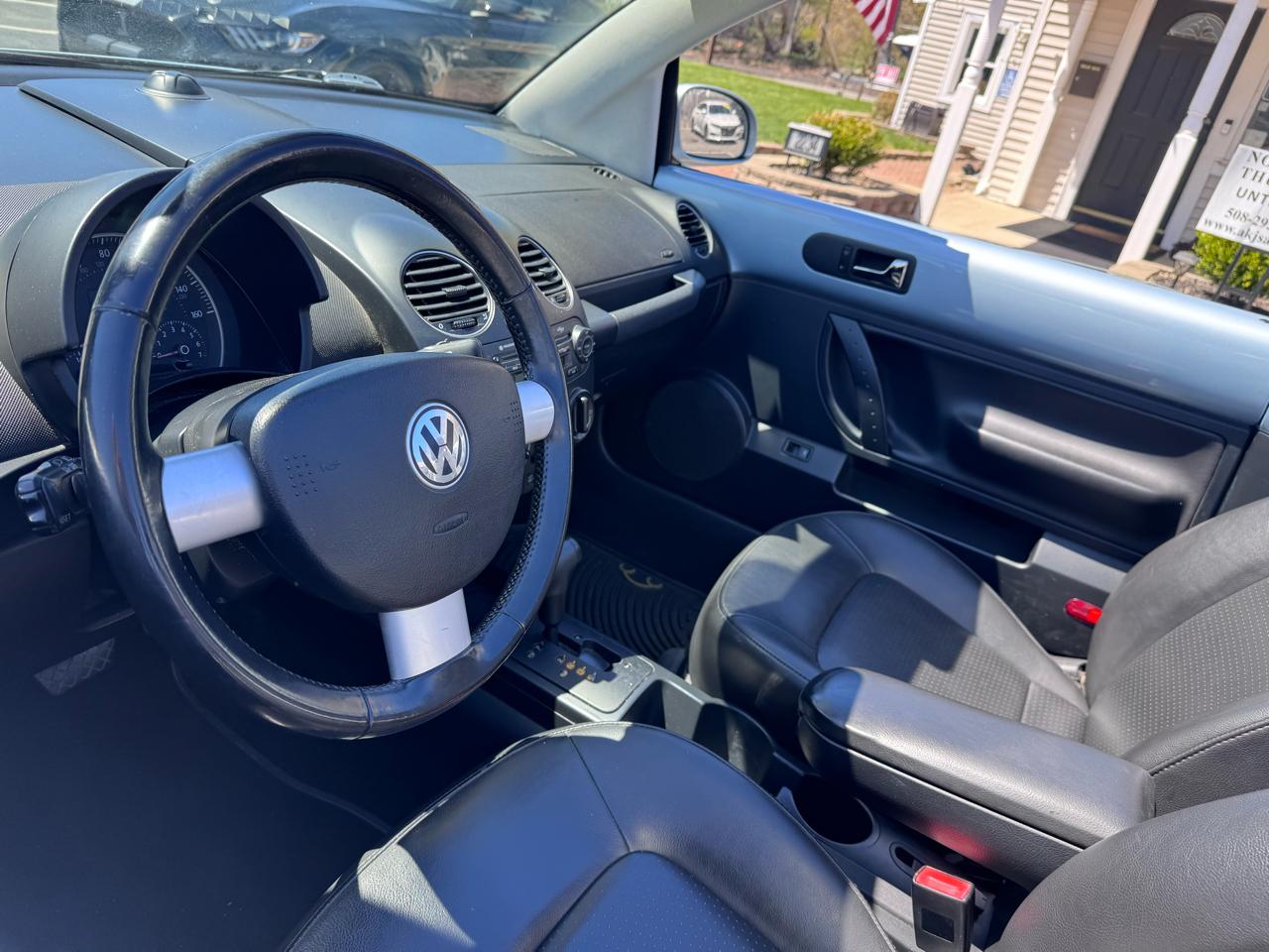 Volkswagen New Beetle Convertible 2dr Auto PZEV 2010
