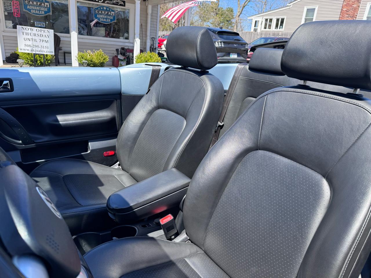 Volkswagen New Beetle Convertible 2dr Auto PZEV 2010