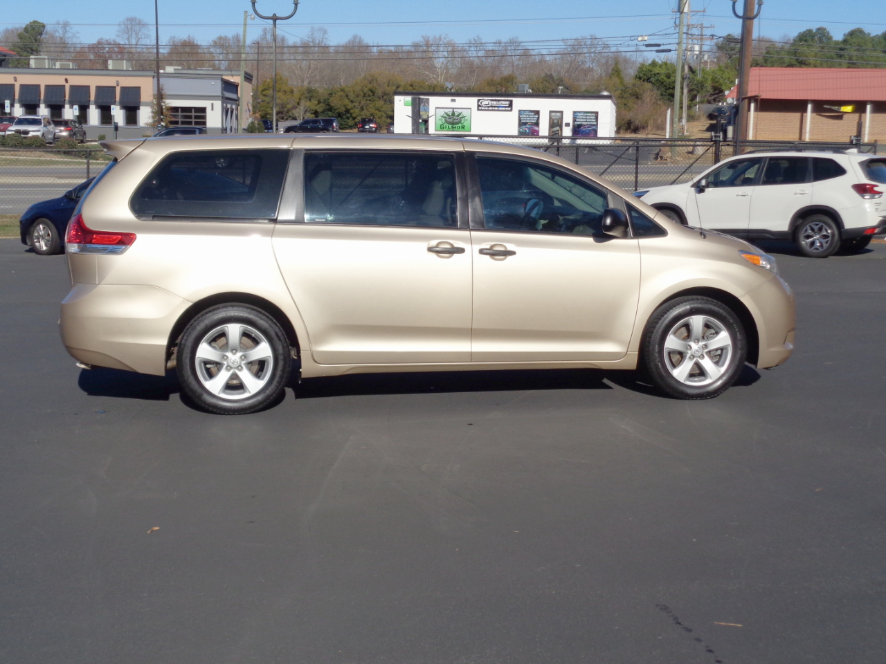 Toyota Sienna 5dr 7-Pass Van V6 FWD (Natl) 2011