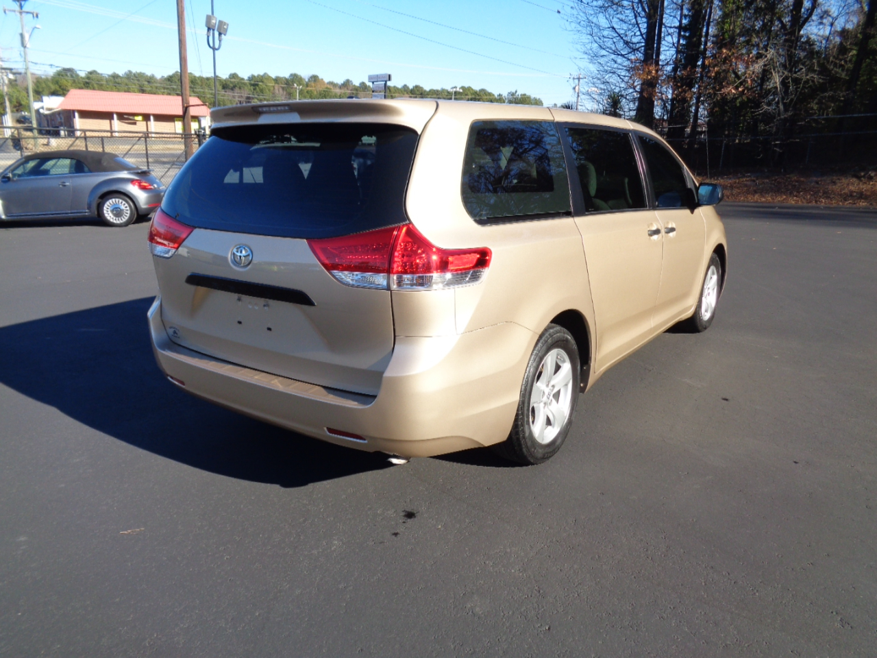Toyota Sienna 5dr 7-Pass Van V6 FWD (Natl) 2011