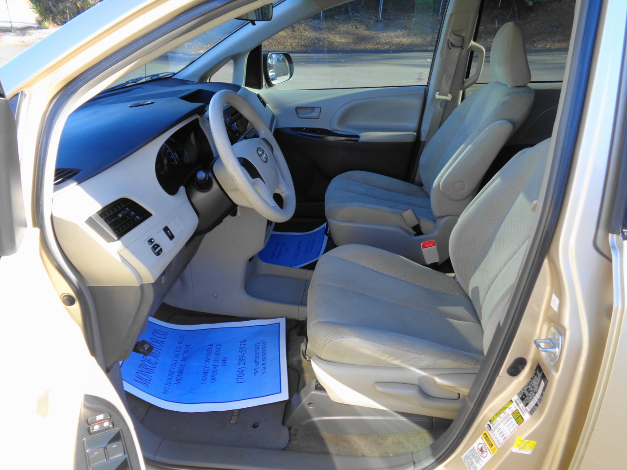 Toyota Sienna 5dr 7-Pass Van V6 FWD (Natl) 2011