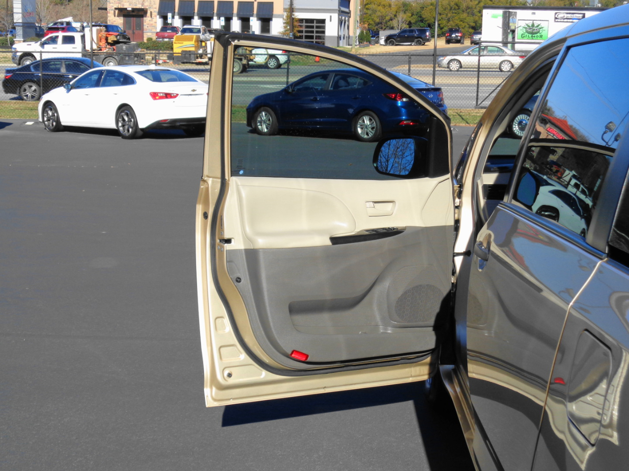 Toyota Sienna 5dr 7-Pass Van V6 FWD (Natl) 2011