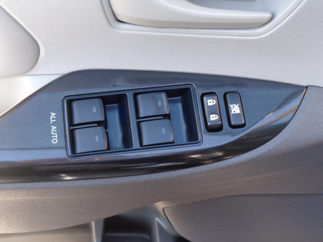 Toyota Sienna 5dr 7-Pass Van V6 FWD (Natl) 2011