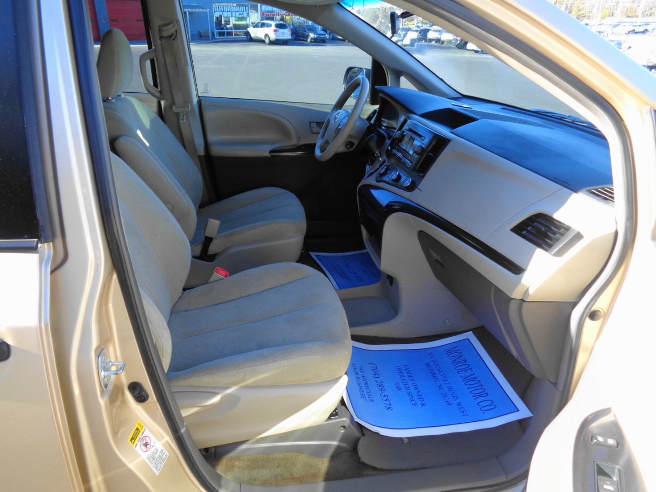 Toyota Sienna 5dr 7-Pass Van V6 FWD (Natl) 2011