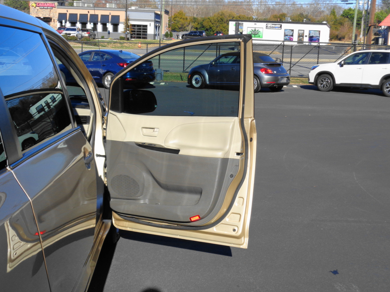 Toyota Sienna 5dr 7-Pass Van V6 FWD (Natl) 2011