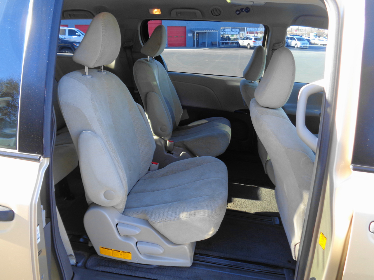 Toyota Sienna 5dr 7-Pass Van V6 FWD (Natl) 2011