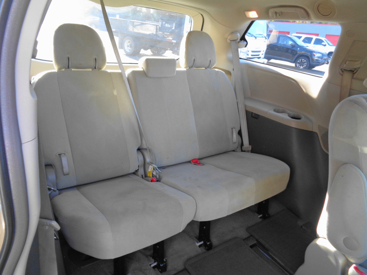 Toyota Sienna 5dr 7-Pass Van V6 FWD (Natl) 2011