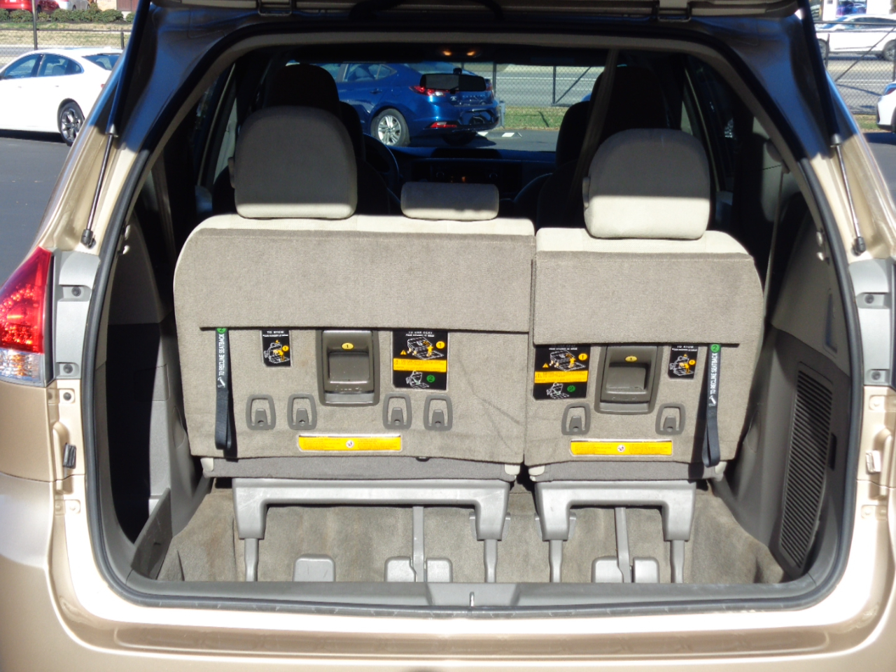 Toyota Sienna 5dr 7-Pass Van V6 FWD (Natl) 2011