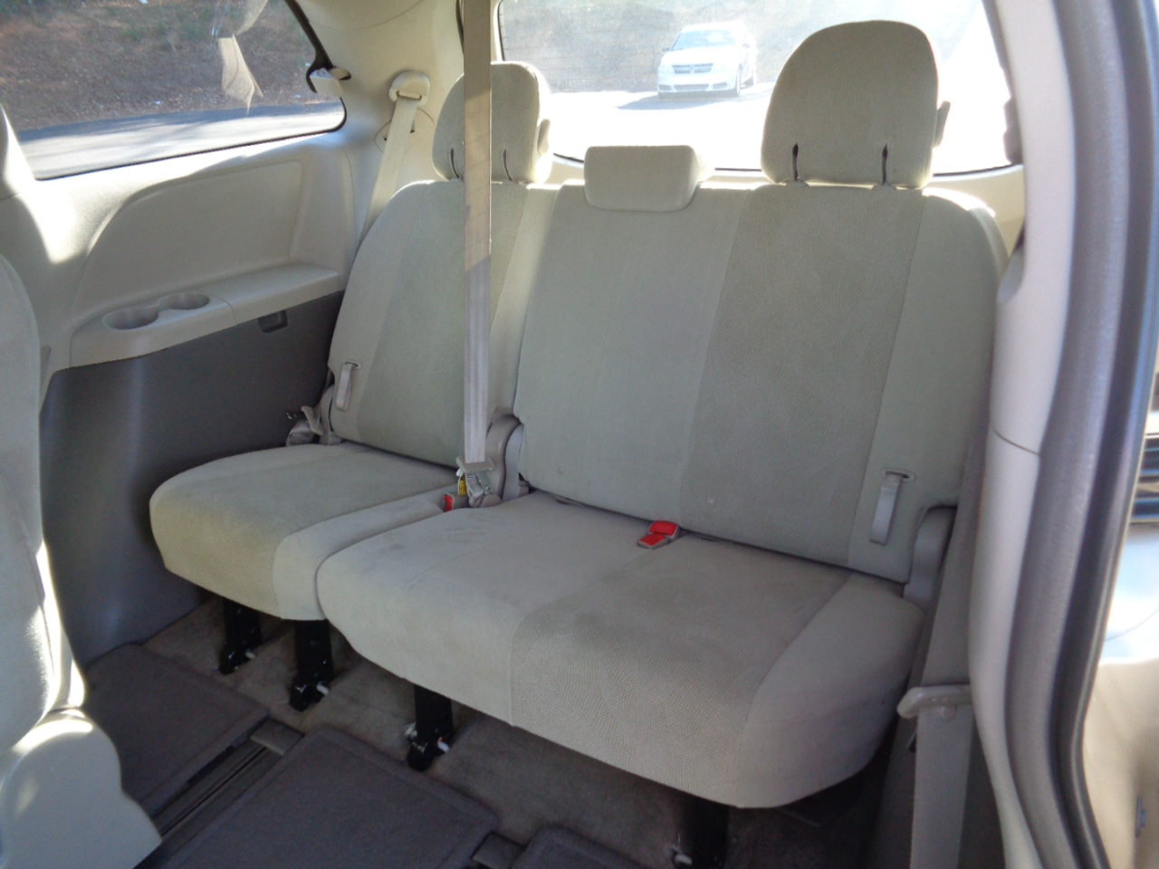 Toyota Sienna 5dr 7-Pass Van V6 FWD (Natl) 2011