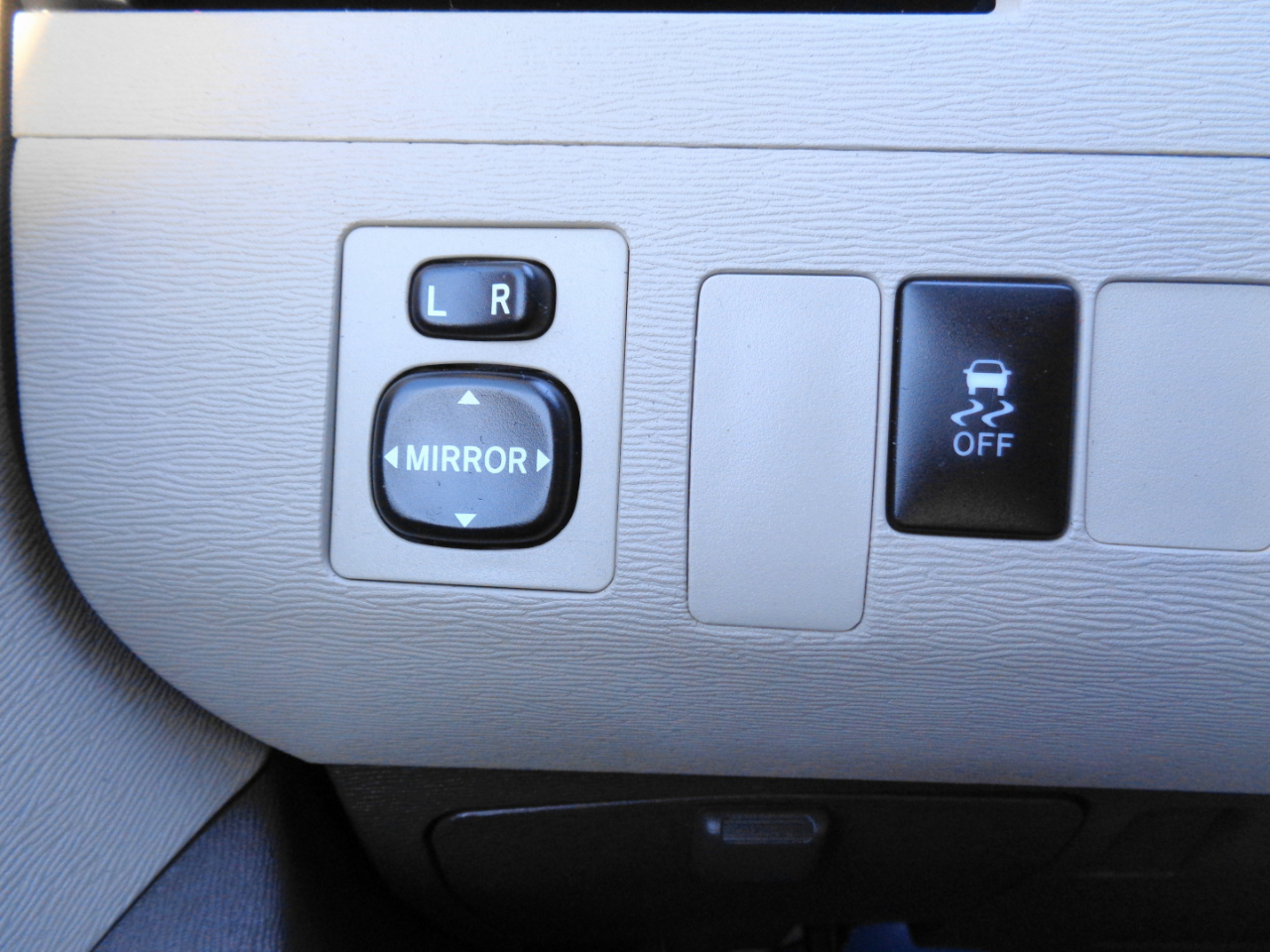 Toyota Sienna 5dr 7-Pass Van V6 FWD (Natl) 2011