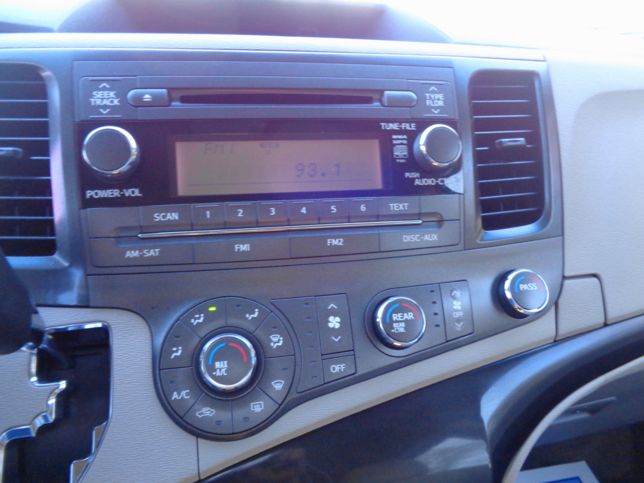 Toyota Sienna 5dr 7-Pass Van V6 FWD (Natl) 2011