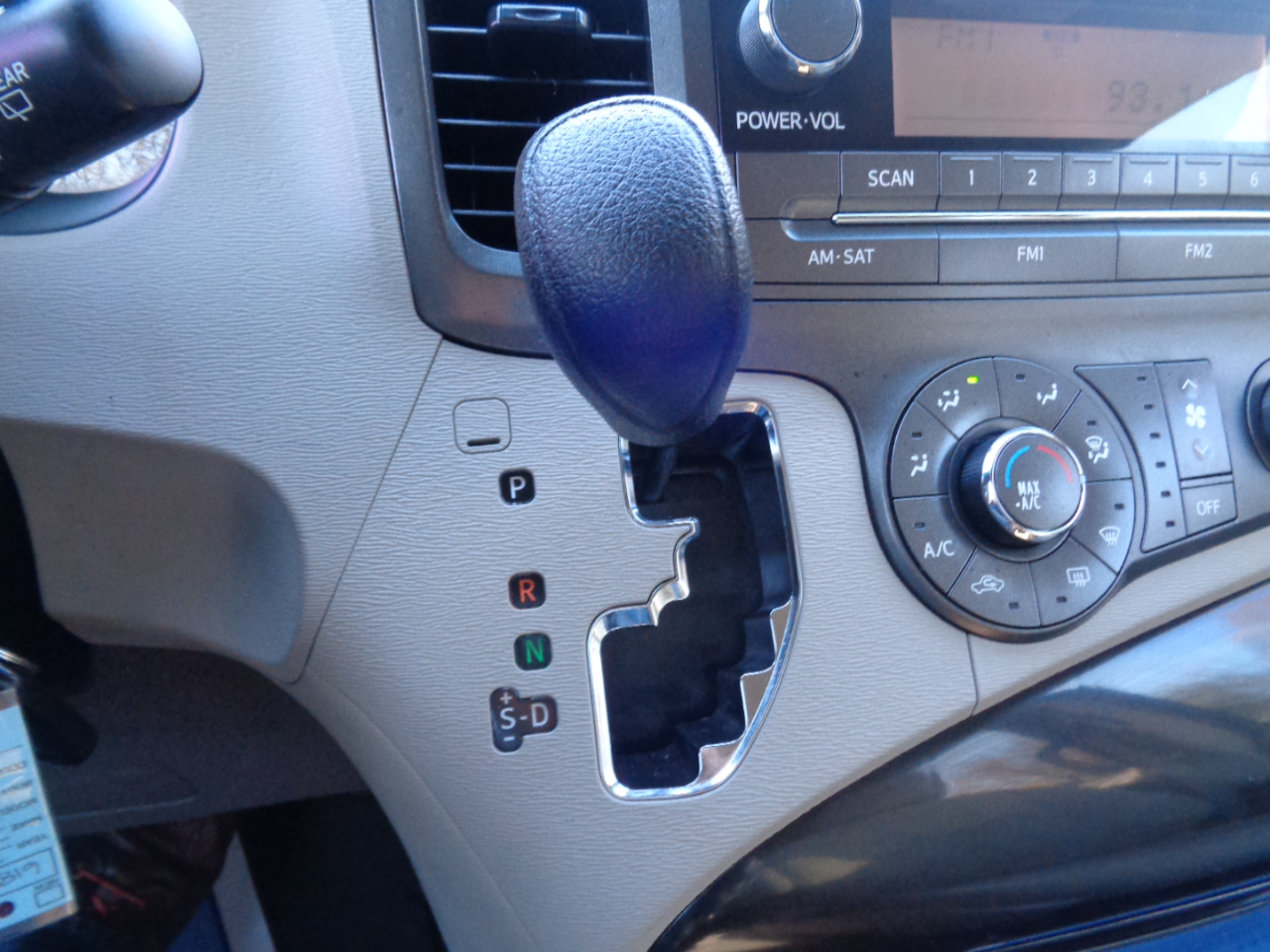 Toyota Sienna 5dr 7-Pass Van V6 FWD (Natl) 2011