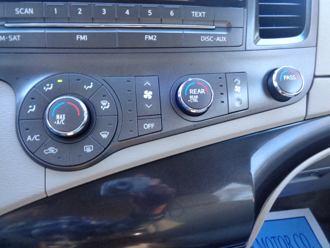 Toyota Sienna 5dr 7-Pass Van V6 FWD (Natl) 2011