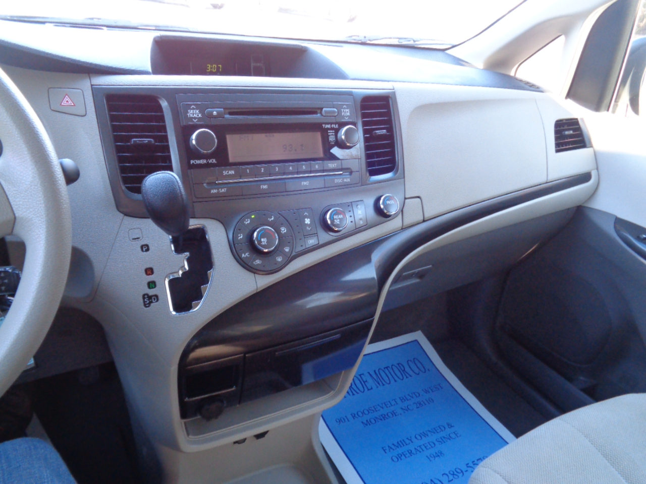 Toyota Sienna 5dr 7-Pass Van V6 FWD (Natl) 2011