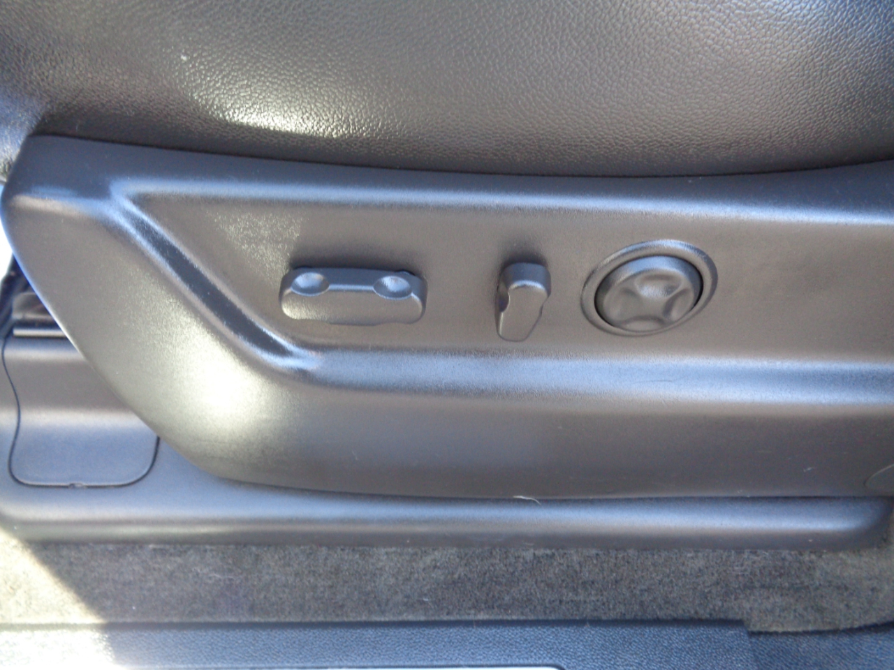 Chevrolet Avalanche 4WD Crew Cab LTZ 2012