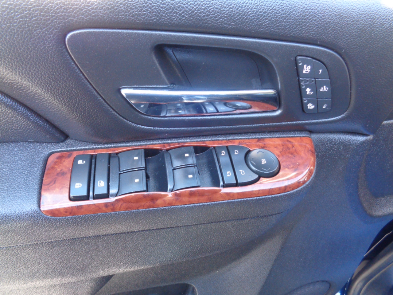 Chevrolet Avalanche 4WD Crew Cab LTZ 2012