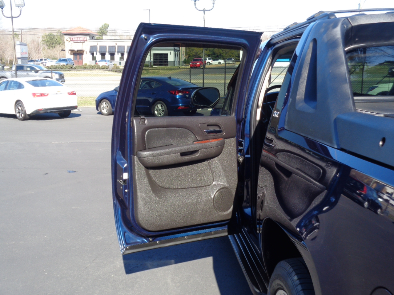 Chevrolet Avalanche 4WD Crew Cab LTZ 2012