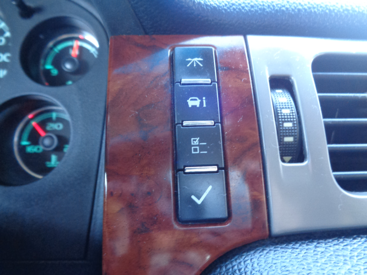 Chevrolet Avalanche 4WD Crew Cab LTZ 2012