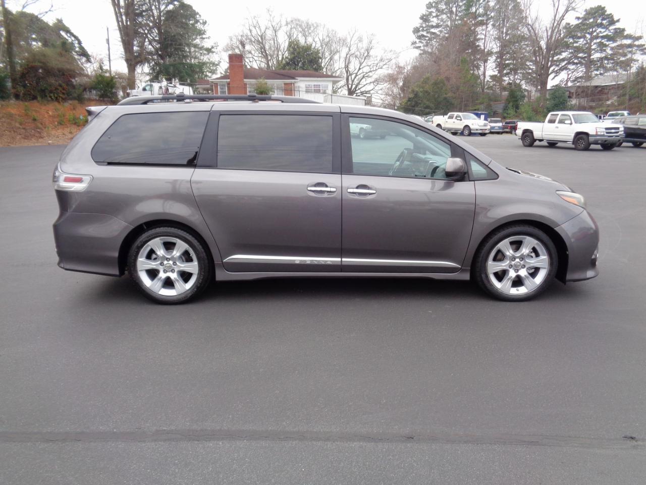 Toyota Sienna 5dr 8-Pass Van SE FWD (Natl) 2015