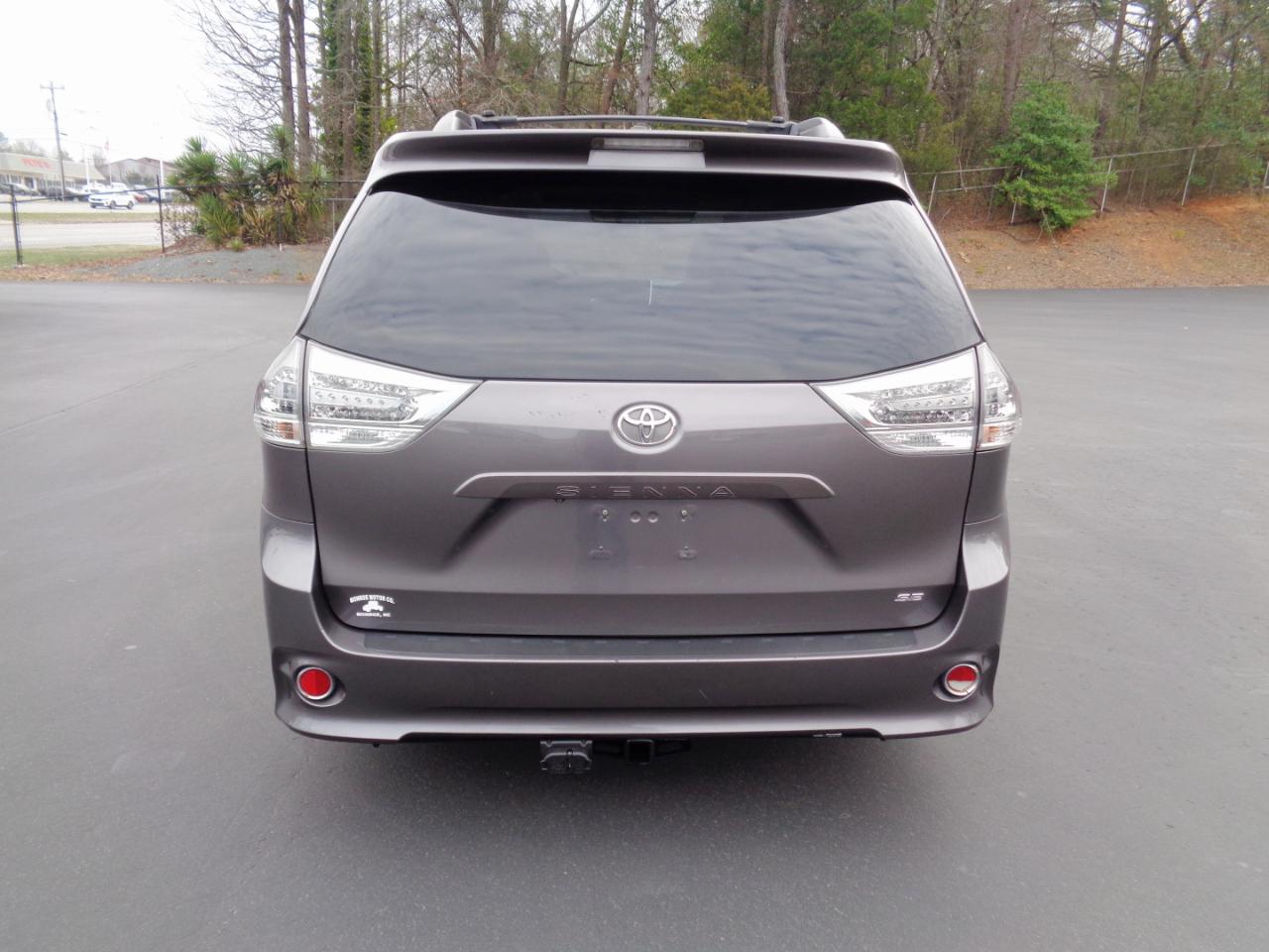 Toyota Sienna 5dr 8-Pass Van SE FWD (Natl) 2015