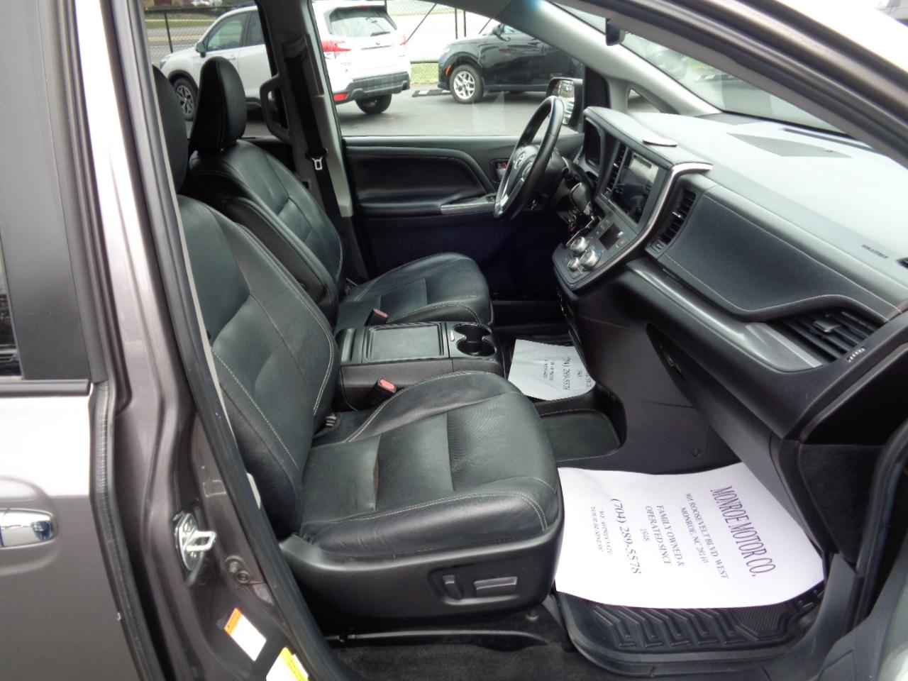 Toyota Sienna 5dr 8-Pass Van SE FWD (Natl) 2015