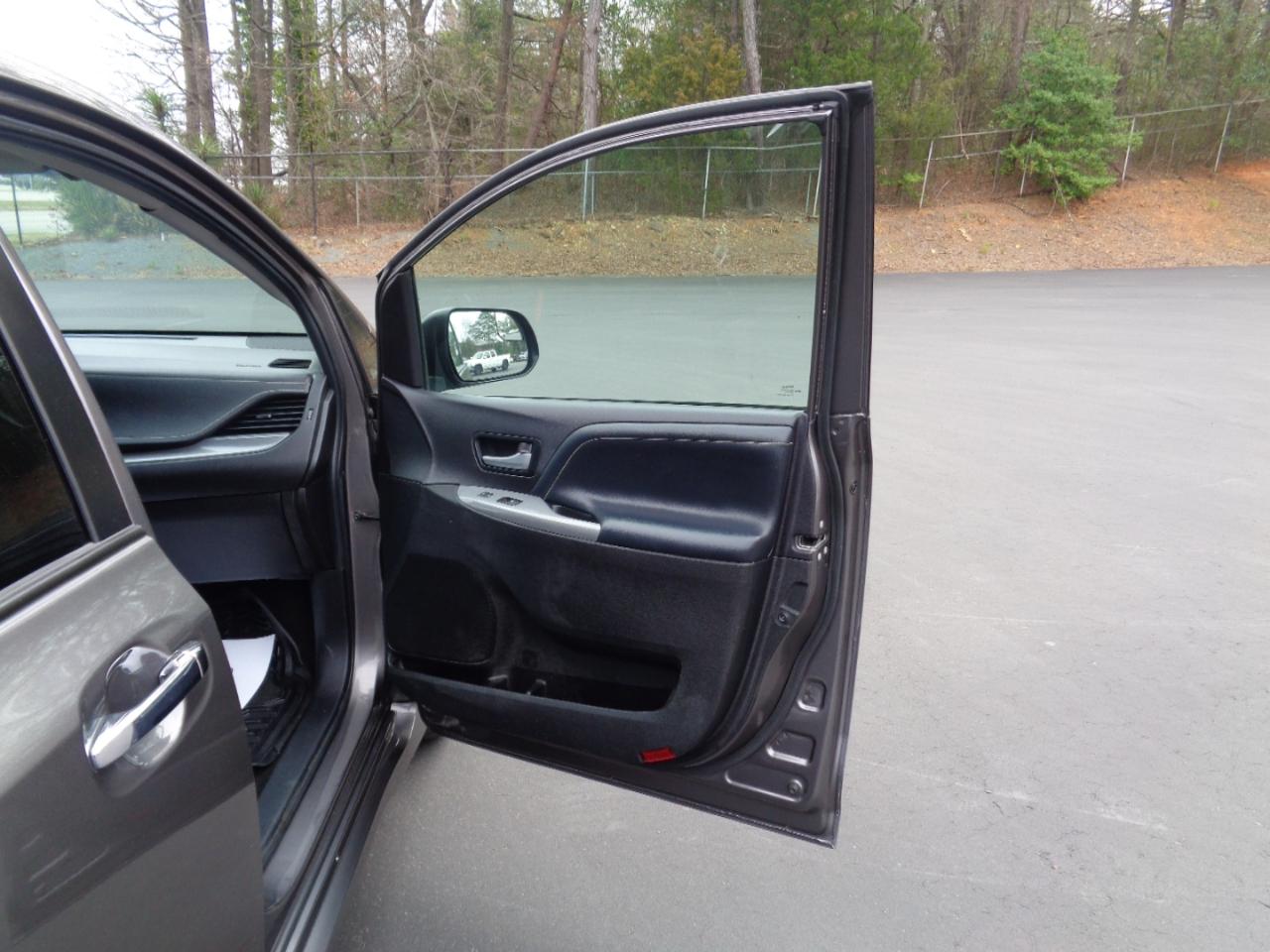 Toyota Sienna 5dr 8-Pass Van SE FWD (Natl) 2015