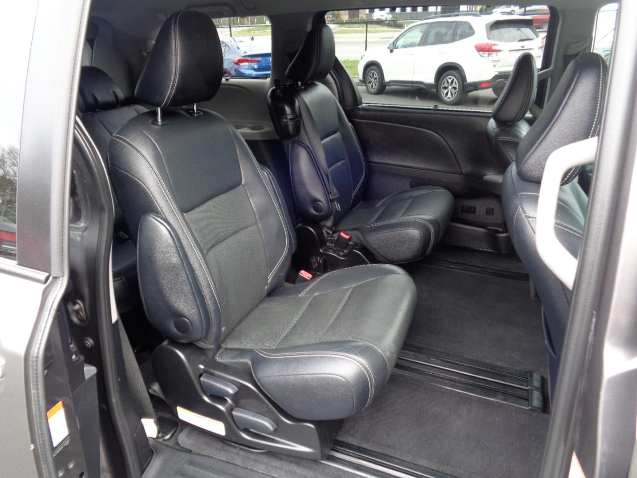 Toyota Sienna 5dr 8-Pass Van SE FWD (Natl) 2015