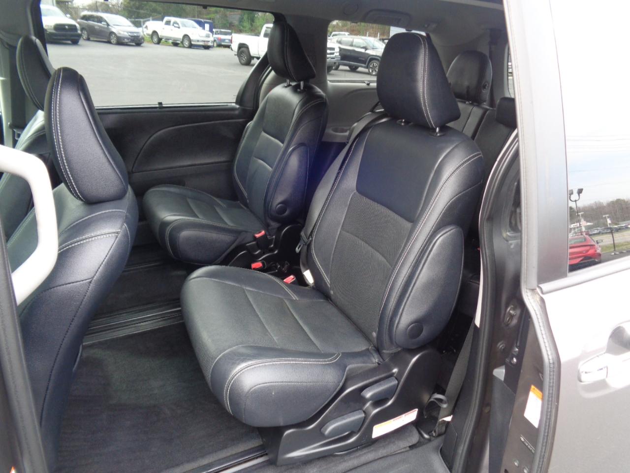 Toyota Sienna 5dr 8-Pass Van SE FWD (Natl) 2015