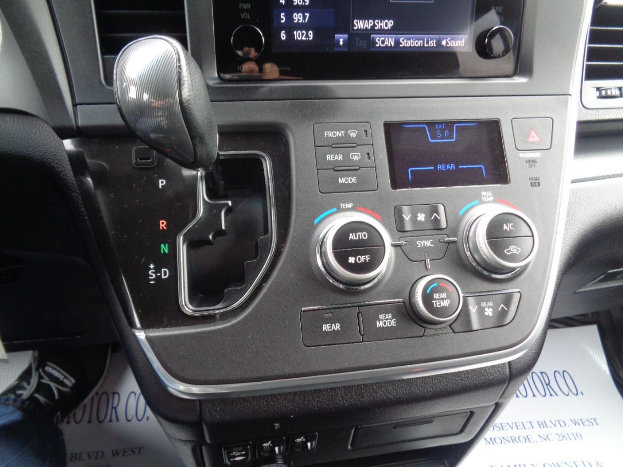 Toyota Sienna 5dr 8-Pass Van SE FWD (Natl) 2015