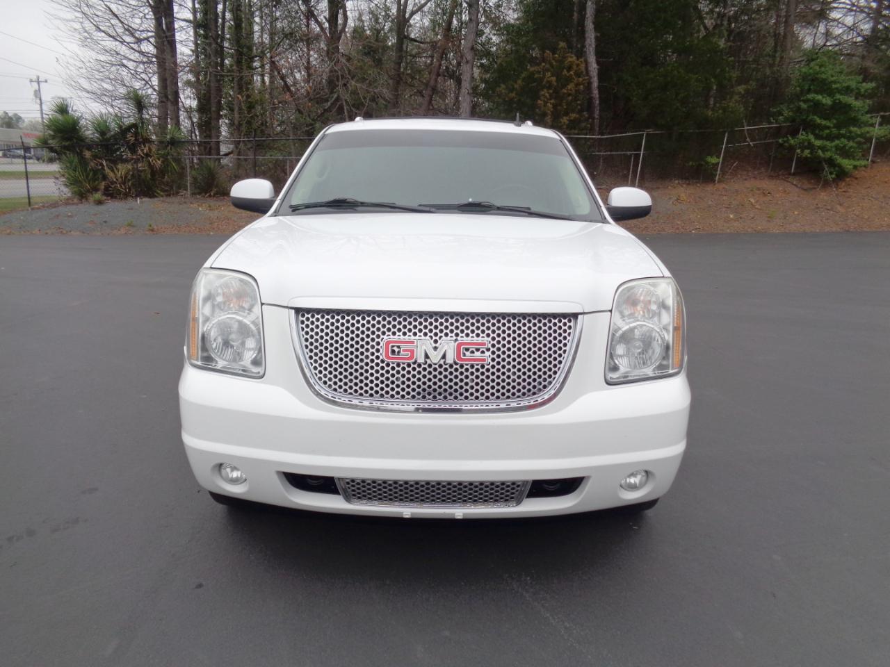 GMC Yukon AWD 4dr 1500 Denali 2010