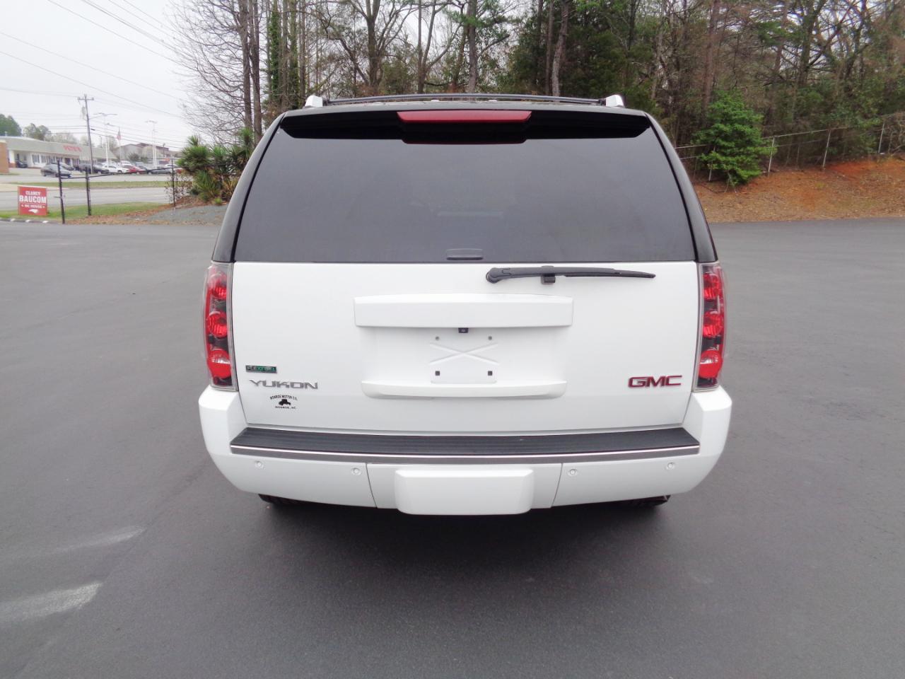 GMC Yukon AWD 4dr 1500 Denali 2010