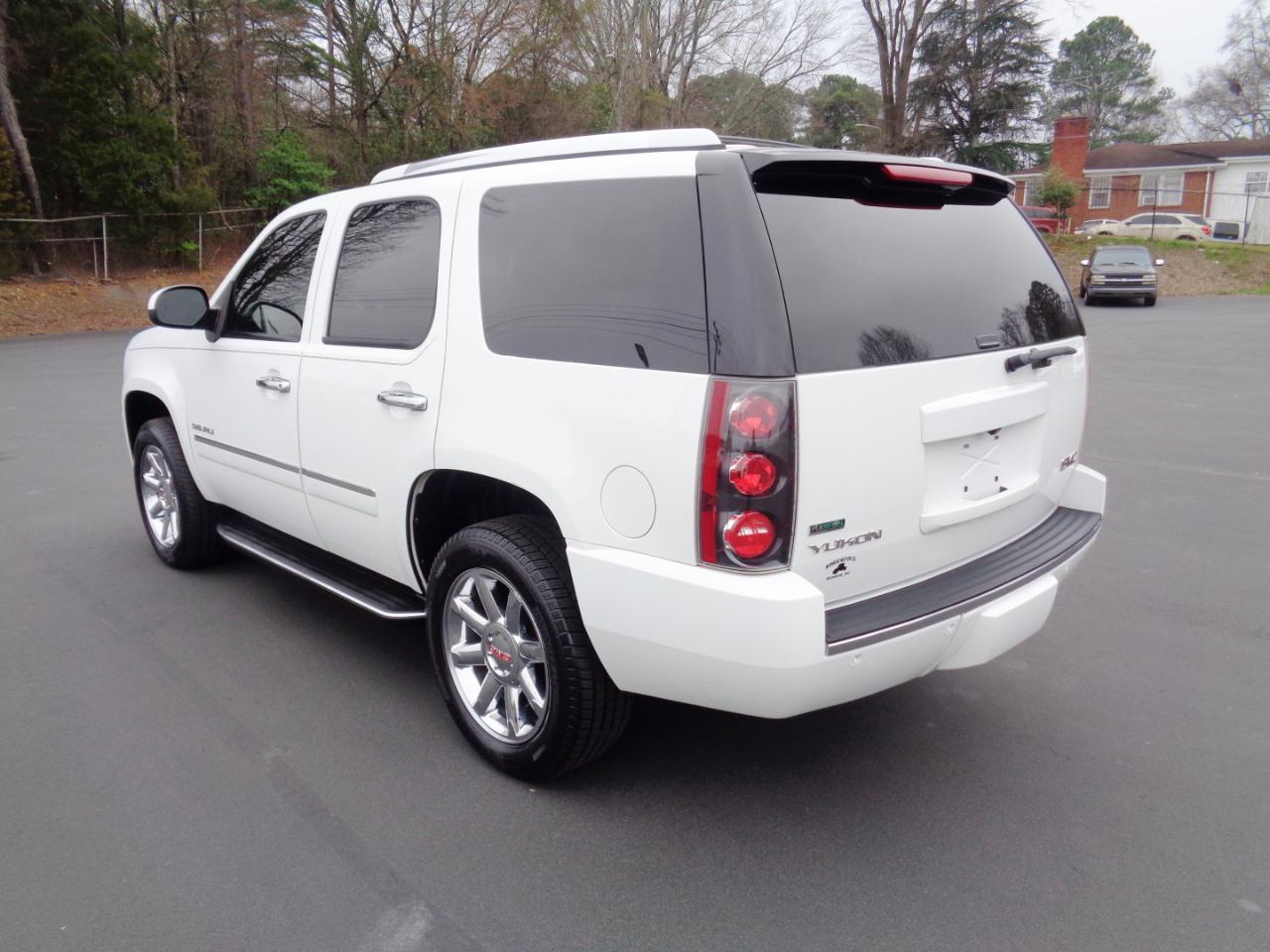 GMC Yukon AWD 4dr 1500 Denali 2010