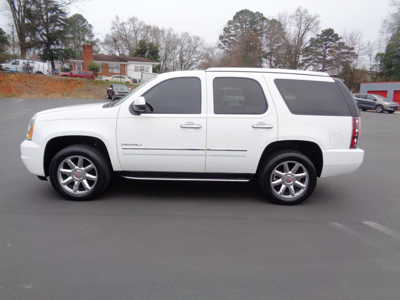 GMC Yukon AWD 4dr 1500 Denali 2010