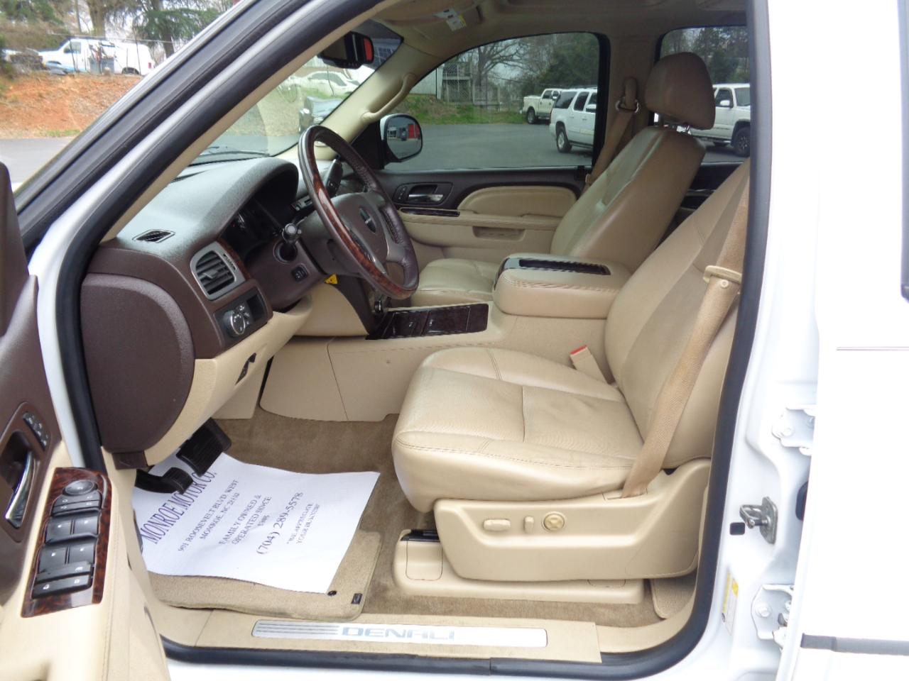 GMC Yukon AWD 4dr 1500 Denali 2010