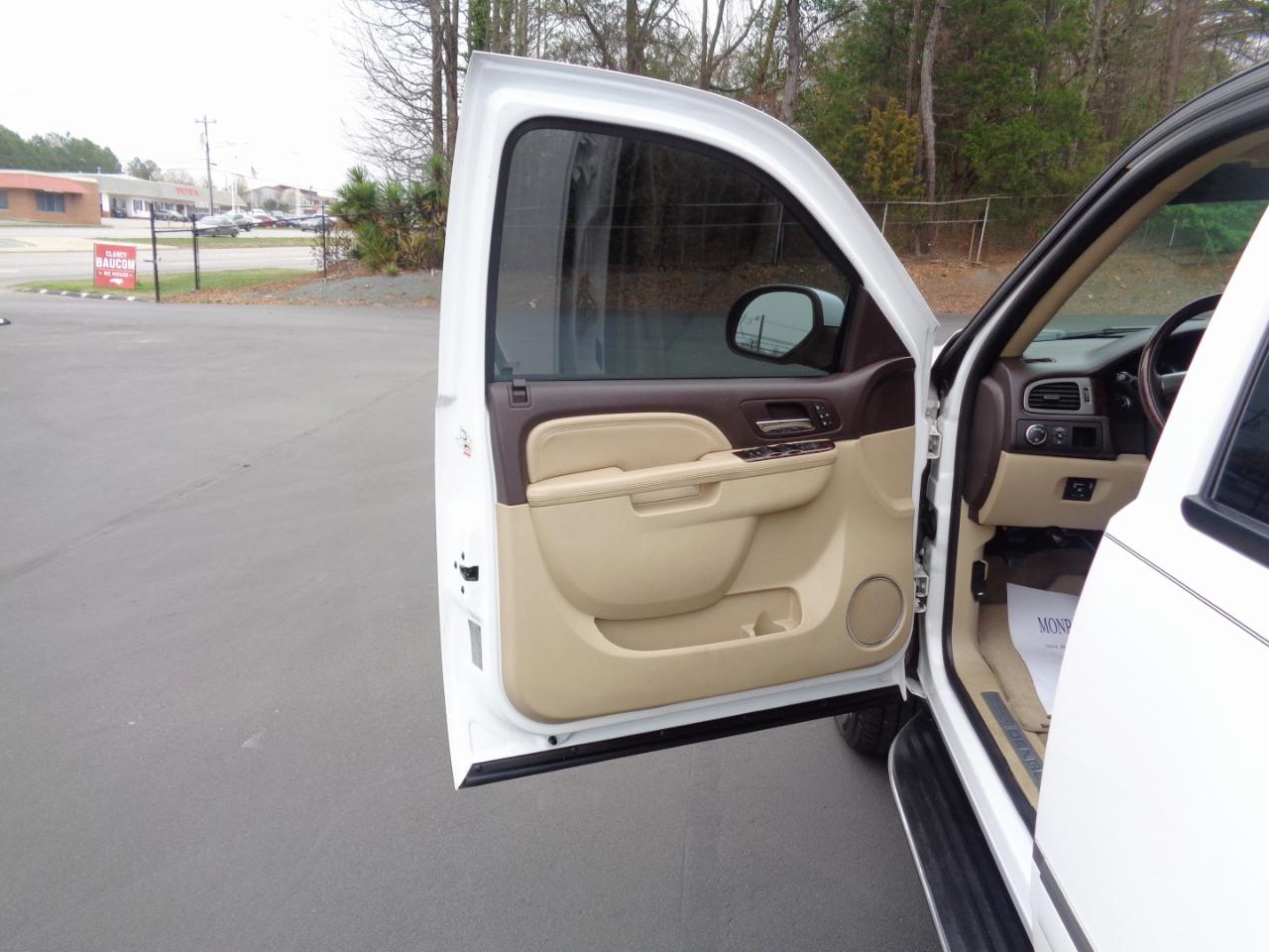 GMC Yukon AWD 4dr 1500 Denali 2010