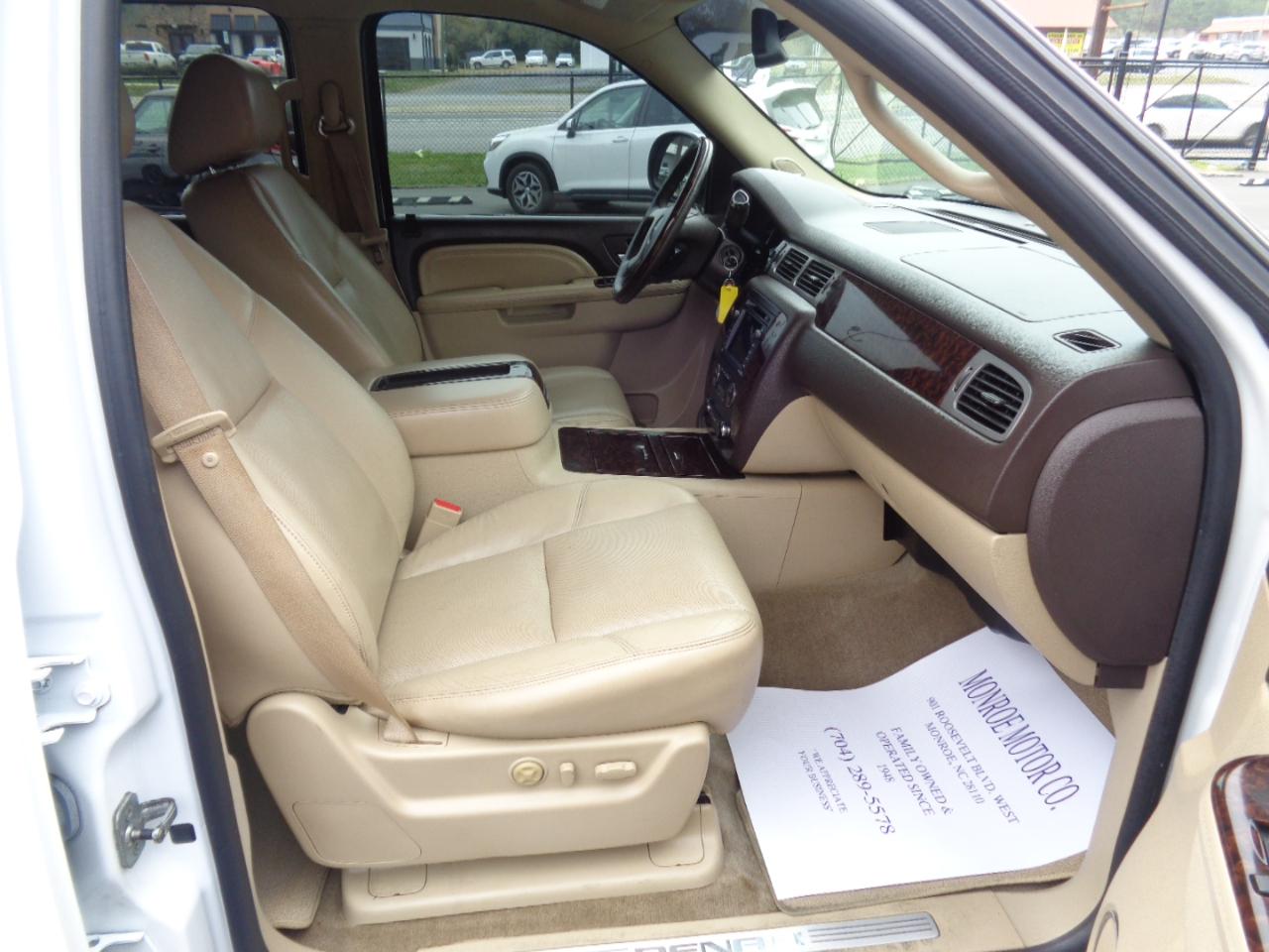 GMC Yukon AWD 4dr 1500 Denali 2010