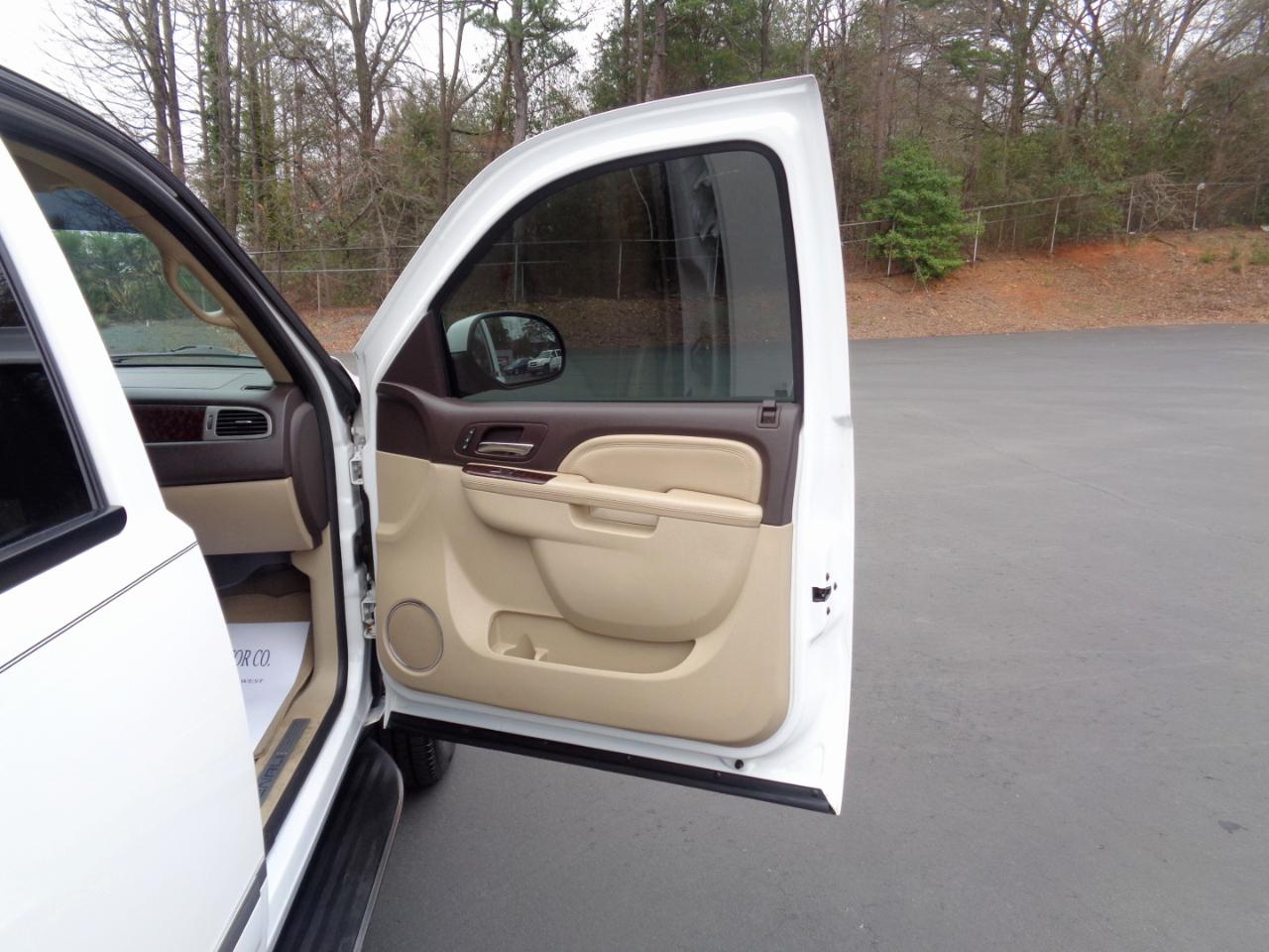 GMC Yukon AWD 4dr 1500 Denali 2010