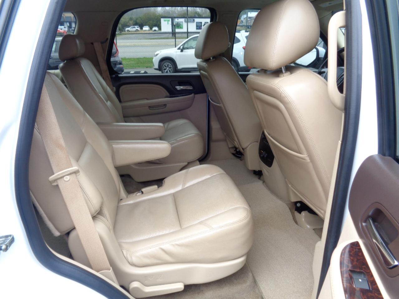 GMC Yukon AWD 4dr 1500 Denali 2010