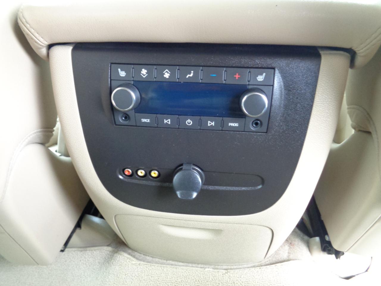 GMC Yukon AWD 4dr 1500 Denali 2010