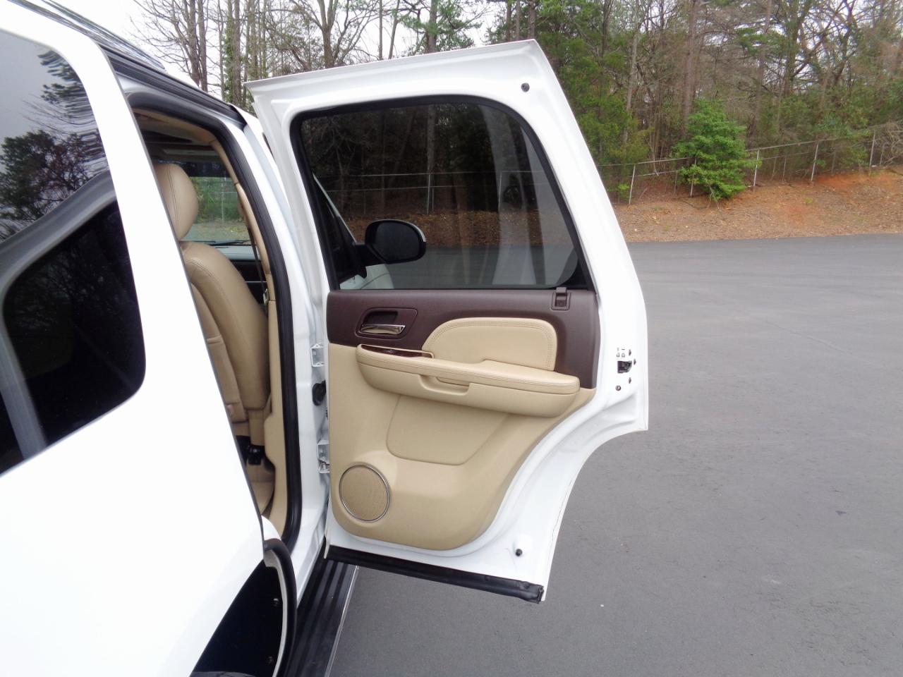 GMC Yukon AWD 4dr 1500 Denali 2010