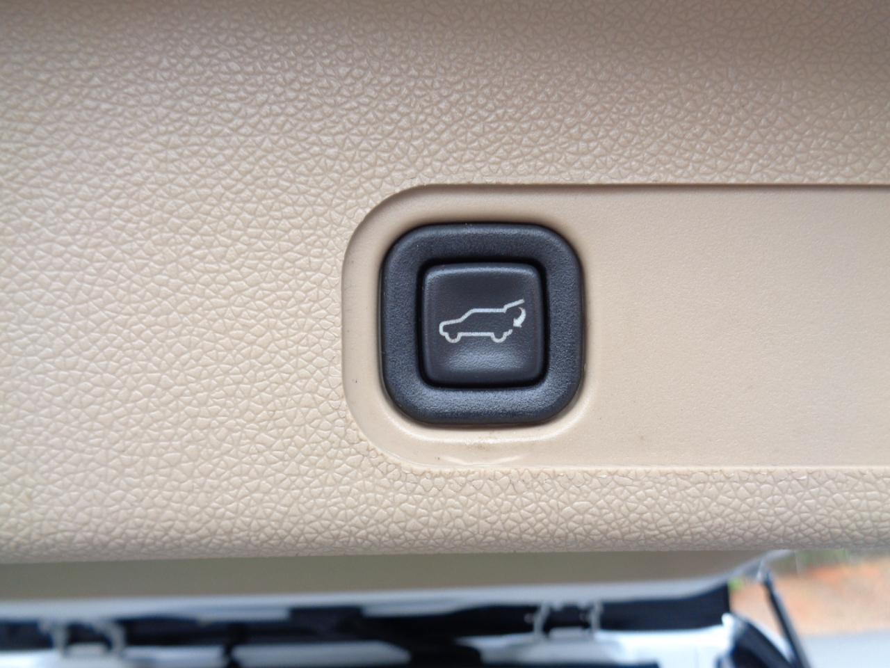 GMC Yukon AWD 4dr 1500 Denali 2010