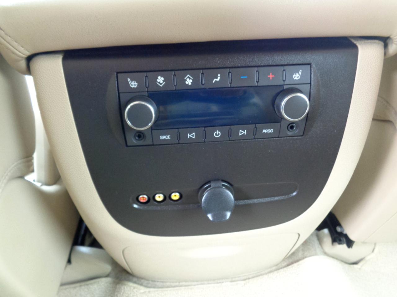 GMC Yukon AWD 4dr 1500 Denali 2010