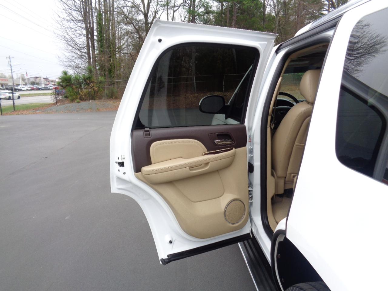 GMC Yukon AWD 4dr 1500 Denali 2010