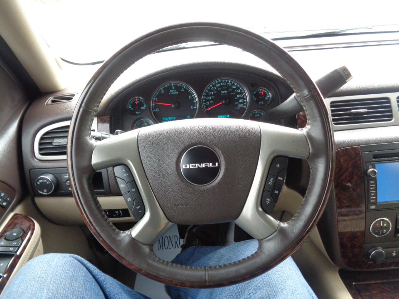 GMC Yukon AWD 4dr 1500 Denali 2010