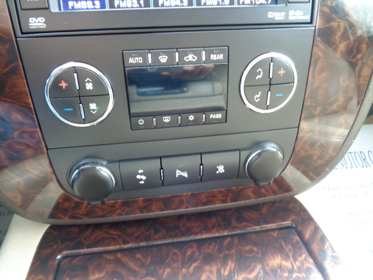 GMC Yukon AWD 4dr 1500 Denali 2010